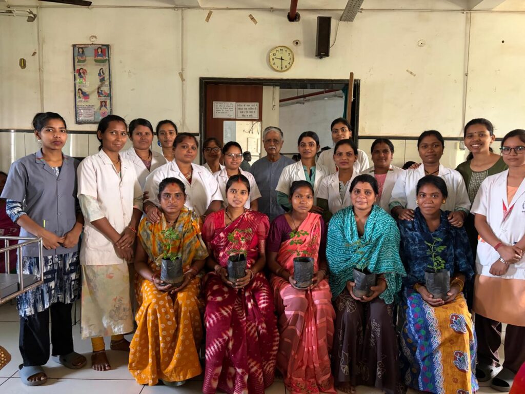 शहीद अस्पताल की अनूठी पहल, प्रसूताओं को दिए मुनगा के पौधे, 1200 सीड बम से बोई हरियाली की उम्मीद whatsapp image 2026 06 06 at 7.37.57 am (1)