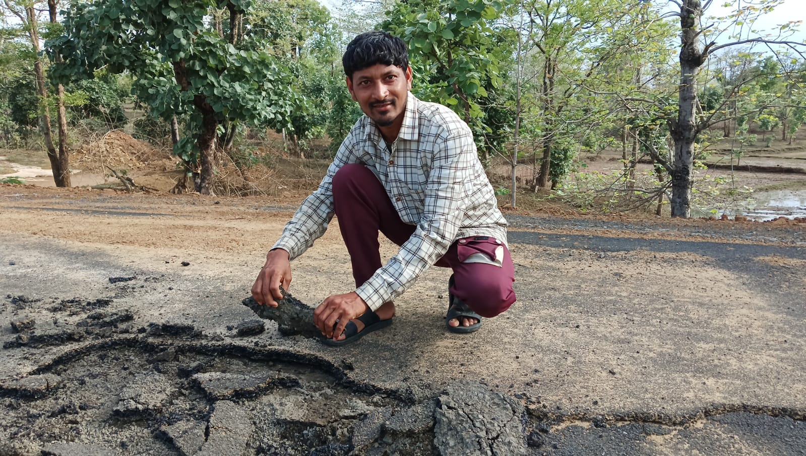 करोड़ों की सड़क, पहली ही बारिश में साफ: MCB जिले में PMGSY योजना बनी भ्रष्टाचार की भेंट, हाथ से उखड़ रहा डामर whatsapp image 2026 07 06 at 5.28.33 pm